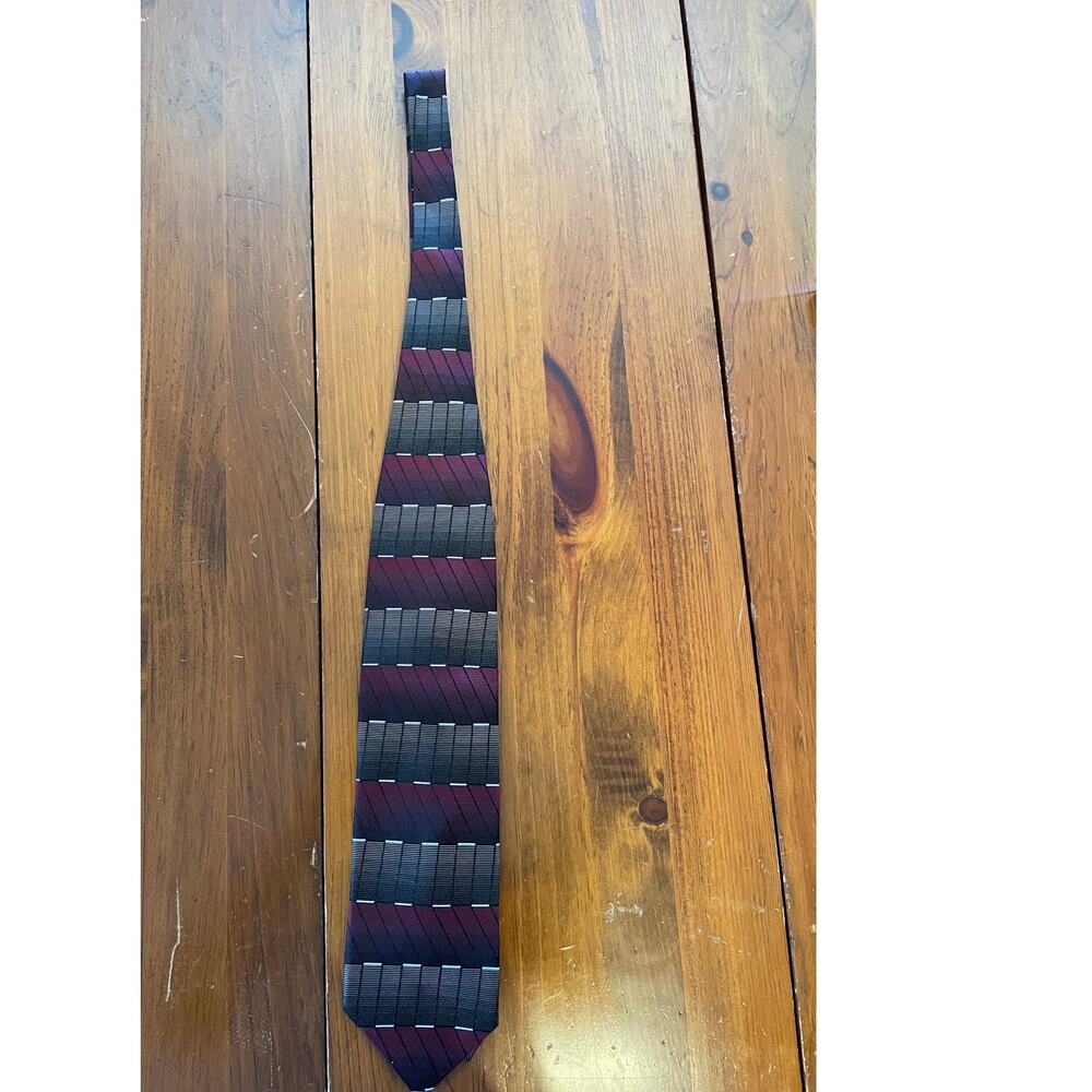 Murano Striped Mens Tie 100% Silk Made in USA Mens Red Gray Geometric Design - Picture 2 of 6